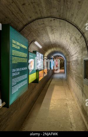 In einer der Galerien des Staudamms des Baells-Stausees, der während der Führung besucht wird (Berguedà, Barcelona, Katalonien, Spanien) Stockfoto