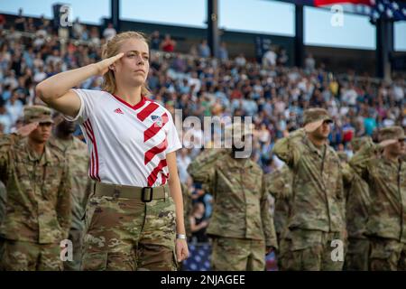 USA Army Capt. Lauren McGovern, Operation Victory Wellness Chief, 1. Infanterie Division – Special Staff, 1. Infanterie Division, salutiert während des Spiels der Nationalhymne während der Eröffnungszeremonie eines Fußballspiels in Kansas City, Kansas, am 6. August 2022. Ein Mitglied der USA Bewaffnete Streitkräfte Frauen-Fußballmannschaft, McGovern, war eine von etwa 200 1. Inf. Div Soldaten, die während des „Sporting KC's Military Appreciation Day“ (Wehrwerktag des Militärs von K Stockfoto