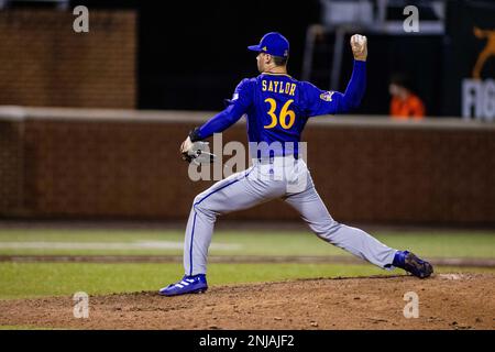 Buies Creek, North Carolina, USA. 21. Februar 2023. Der Pitcher der East Carolina Pirates Garrett Saylor (36) tritt während der siebten Inning des NCAA Baseball-Matchups im Jim Perry Stadium in Buies Creek, NC, gegen die Campbell-Kampfkamele an. (Scott Kinser). Kredit: csm/Alamy Live News Stockfoto