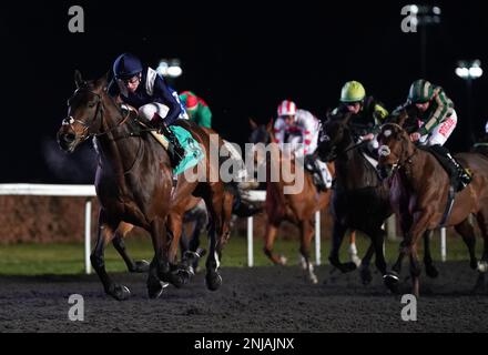 Aztec Empire Ridted by Jockey Oisin Murphy (links) gewinnt das Unibet 3 Uniboosts a Day Handicap (London Stafers' Series Qualifier) auf der Rennbahn Kempton Park, Surrey. Bilddatum: Mittwoch, 22. Februar 2023. Stockfoto