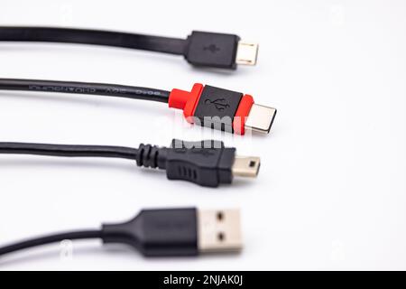 Moderner USB-C-Stecker wird neben anderen USB-Kabeln als neuer Standard selektiv ausgenommen im Studio Stockfoto