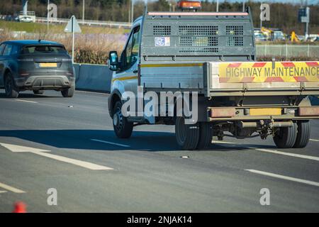 Kleinbus, der auf der Autobahn in England, Großbritannien, fährt. Stockfoto