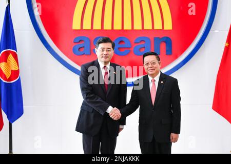 Jakarta, Indonesien. 22. Februar 2023. Zu Besuch beim chinesischen Außenminister Qin Gang (L) schüttelt dem ASEAN-Generalsekretär Kao Kim Hourn während seines Treffens am 22. Februar 2023 in Jakarta (Indonesien) die Hand. Kredit: Xu Qin/Xinhua/Alamy Live News Stockfoto