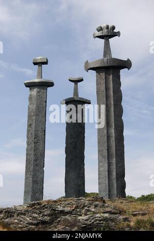 STAVANGER, NORWEGEN, AM 03. JULI 2010. Das Denkmal Der Drei Schwerter. Art, erinnern Sie sich an die Schlacht von Hafrsfjord im Jahr 872 n. Chr Editorial use Stockfoto