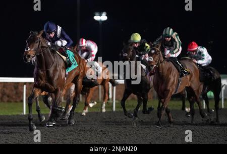 Aztec Empire Ridted by Jockey Oisin Murphy (links) gewinnt das Unibet 3 Uniboosts a Day Handicap (London Stafers' Series Qualifier) auf der Rennbahn Kempton Park, Surrey. Bilddatum: Mittwoch, 22. Februar 2023. Stockfoto