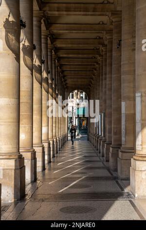 Paris, Frankreich - 02 21 2023: Gepflasterte Passage und Eingang mit Säulen von La Comedie Francaise Stockfoto