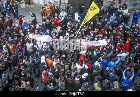 Nablus, Palästina. 22. Februar 2023. (ANMERKUNG DER REDAKTION: Bild zeigt den Tod) Trauernde tragen die Leiche von zwei der zehn Palästinenser, die bei einem Angriff auf die Stadt Nablus im besetzten Westjordanland durch israelische Armeekugeln getötet wurden. Die israelische Armee brach in den Unterschlupf ein, in dem sich palästinensische Schützen aus den Lions' Den-Gruppen in der Altstadt von Nablus versteckten, und tötete vier Schützen und sechs Zivilisten, die während dieser Razzia auf dem Markt waren. (Foto von Nasser Ishtayeh/SOPA Images/Sipa USA) Guthaben: SIPA USA/Alamy Live News Stockfoto