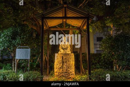 Nachtsicht auf die Statue von Shoin Yoshida, Hakozaki Park, Tokio, Japan. Stockfoto