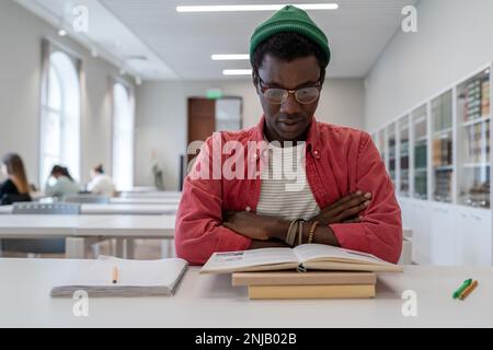 Studium konzentrierte gemischte Rassen Schüler männlich bereitet sich auf wichtige College-Bibliothek Stipendiat-Test vor Stockfoto
