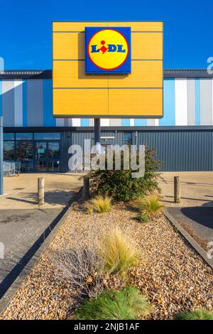 Außenansicht und Firmenzeichen des Lidl-Supermarkts - Chatellerault, Vienne (86), Frankreich. Stockfoto