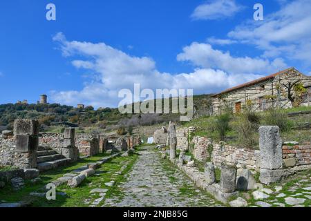 Die Straße einer alten griechisch-römischen Stadt in der Provinz Salerno, Staat Kampanien. Stockfoto