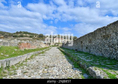 Die Straße einer alten griechisch-römischen Stadt in der Provinz Salerno, Staat Kampanien. Stockfoto