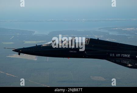 EIN US-AMERIKANISCHER Air Force T-38A Talon-Pilot, der der 2D. Kampftrainingsschwadron zugeteilt wurde, fliegt über dem Florida Panhandle, 6. August 2022. Die 2D FTS, die aus dem Luftwaffenstützpunkt Eglin, Florida, stationiert sind, bietet die Replizierung von Luft-zu-Luft-Bedrohungen zur Unterstützung von Kampf- und formellen Trainingseinheiten. Stockfoto