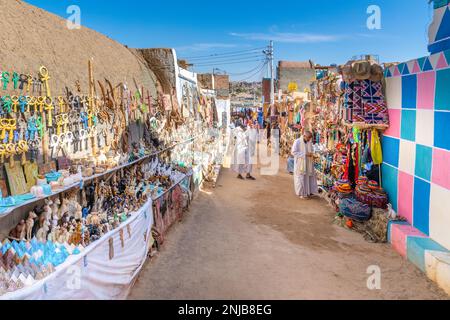 Assuan, Ägypten; 15. Februar 2023 - Ein farbenfroher nubischer Markt in Assuan, Ägypten Stockfoto