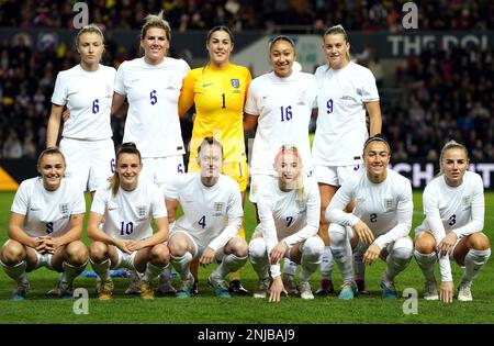 Leah Williamson, Millie Bright, Torhüterin Mary Earps, Lauren James, Alessia Russo, Georgia Stanway, Ella Toone, Keira Walsh, Chloe Kelly, Lucy Bronze, Und Alex Greenwood vor dem Arnold Clark Cup-Spiel in Ashton Gate, Bristol. Bilddatum: Mittwoch, 22. Februar 2023. Stockfoto