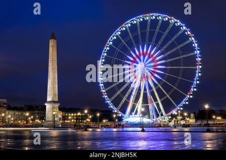 Wunderschöner Blick auf das nächtliche Paris. Obelisk und Riesenrad am Place de la Concorde am späten Abend. Paris, Frankreich Stockfoto