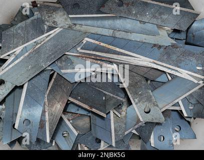 Blick von oben auf die Müllhalde aus Metall. Gebrauchter Stahl. Metallischer Hintergrund Stockfoto