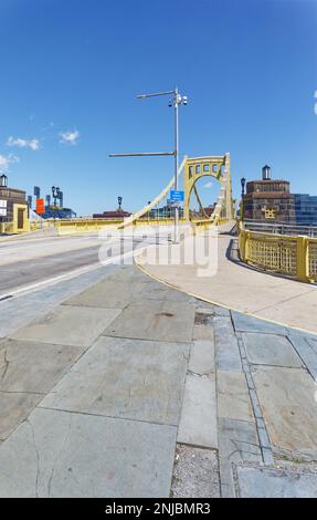 Andy Warhol Bridge, auch bekannt als 7. Street Bridge, erstreckt sich über den Allegheny River in der 7. Street. Stockfoto