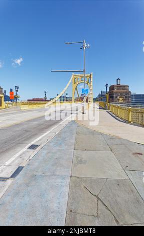 Andy Warhol Bridge, auch bekannt als 7. Street Bridge, erstreckt sich über den Allegheny River in der 7. Street. Stockfoto