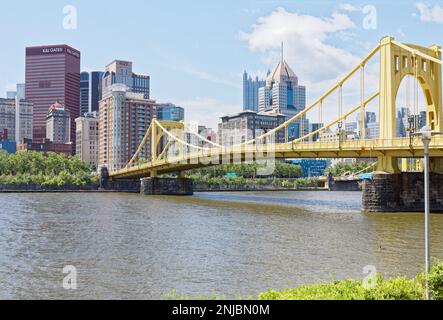 Eine der „Three Sisters“-Brücken von Pittsburgh, Rachel Carson Bridge, auch bekannt als 9. Street Bridge, erstreckt sich über den Allegheny River in der 9. Street. Stockfoto