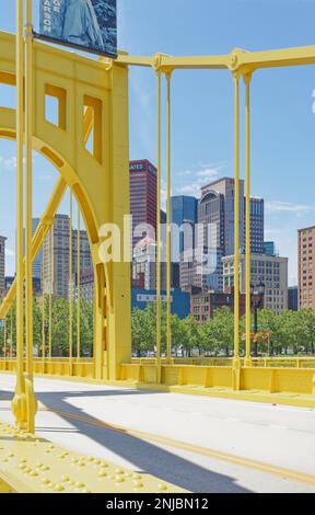 Eine der „Three Sisters“-Brücken von Pittsburgh, Rachel Carson Bridge, auch bekannt als 9. Street Bridge, erstreckt sich über den Allegheny River in der 9. Street. Stockfoto