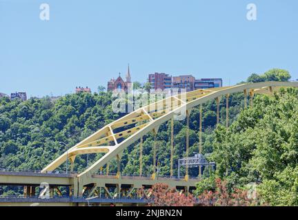 Die Fort Pitt Bridge führt die Interstate 376 über den Monongahela River und verbindet den Fort Pitt Tunnel durch Mount Washington. Stockfoto