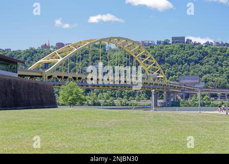 Die Fort Pitt Bridge führt die Interstate 376 über den Monongahela River und verbindet den Fort Pitt Tunnel durch Mount Washington. Stockfoto