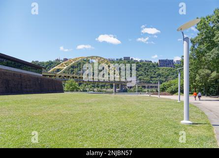Die Fort Pitt Bridge führt die Interstate 376 über den Monongahela River und verbindet den Fort Pitt Tunnel durch Mount Washington. Stockfoto