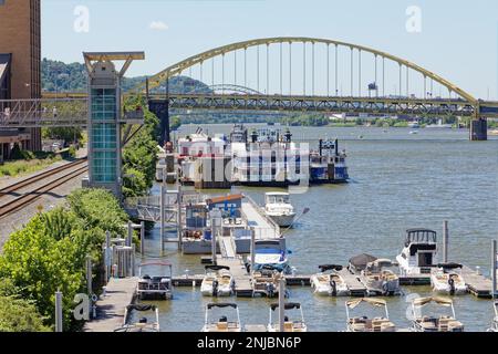 Die Fort Pitt Bridge führt die Interstate 376 über den Monongahela River und verbindet den Fort Pitt Tunnel durch Mount Washington. Stockfoto