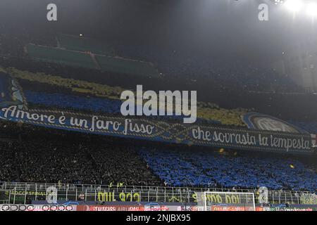 Mailand, Italien. 22. Februar 2023. Inter-Fans während des Champions League-Fußballspiels zwischen dem FC Internazionale und dem FC Porto im Stadion San Siro in Mailand (Italien), 22. Februar 2023. Foto Andrea Staccioli/Insidefoto Credit: Insidefoto di andrea staccioli/Alamy Live News Stockfoto