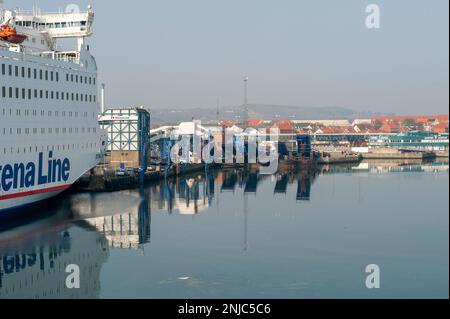 Frederikshavn, Dänemark - 22 2011. April: Fähranlegestelle bereit zur Begrüßung der Fähre Stockfoto