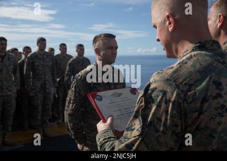 USA Leutnant Commander Der Marine. John T. Haggerty, der 31. Chirurg der Marine Expeditionary Unit, erhält den Flotten-Offizier der Marine Force an Bord des Amphibien-Kampfschiffs USS Tripoli (LHA 7) in der Philippinischen See, 8. August 2022. Die FMF Warfare Insignia, auch bekannt als FMF-Emblem oder FMF-Pin, sind drei militärische Embleme der USA Navy, die an diese USA ausgegeben werden Marineoffiziere und Matrosen, die ausgebildet und qualifiziert sind, um Aufgaben zur Unterstützung des United States Marine Corps auszuführen. Die MEU 31. operiert an Bord von Schiffen der Tripolis Amphibious Ready Group im 7. Flottengebiet Stockfoto