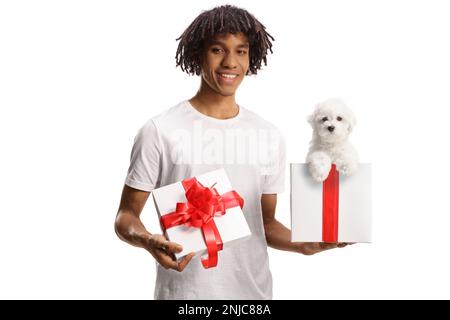 afroamerikanischer junger Mann mit einer Geschenkbox und einem bichon Frise-Hund im Inneren isoliert auf weißem Hintergrund Stockfoto