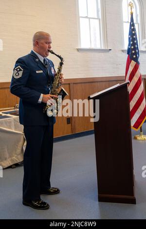 Master Sgt. Ben Middleton, erster Sergeant der 157. Luftwaffenstaffel, spielt die Nationalhymne auf dem Saxofon während LT. Colonel William Skaggs, Leiter der Operationen der 157. Luftwaffenstaffel, Ruhestandszeremonie, 6. August 2022, auf der Jefferson Barracks Air National Guard Base, St. Louis, Missouri. Skaggs hat 37 Jahre gedient. Stockfoto