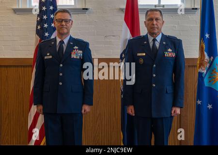 LT. Colonel William Skaggs, Right, Leiter der Operationen der 157. Luftwaffenstaffel, steht bei Colonel William Wirth, 157. Kommandant der Luftwaffenstaffel, während seiner Ruhestandszeremonie am 6. August 2022 auf der Jefferson Barracks Air National Guard Base, St. Louis, Missouri. Skaggs hat 37 Jahre gedient. Stockfoto