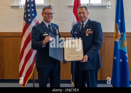 LT. Colonel William Skaggs, Right, Leiter der Operationen der 157. Luftwaffenstaffel, steht bei Colonel William Wirth, 157. Kommandant der Luftwaffenstaffel, während seiner Ruhestandszeremonie am 6. August 2022 auf der Jefferson Barracks Air National Guard Base, St. Louis, Missouri. Skaggs hat 37 Jahre gedient. Stockfoto