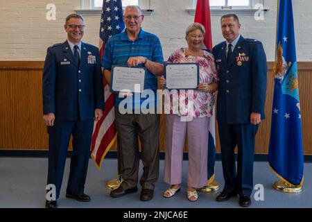 LT. Oberst William Skaggs, Leiter der Operationen der 157. Geschwader der Luftwaffe, steht bei seinen Eltern und Oberst William Wirth, 157. Geschwader der Luftwaffe, während seiner Ruhestandszeremonie am 6. August 2022 auf der Jefferson Barracks Air National Guard Base, St. Louis, Missouri. Skaggs Eltern erhielten Dankeszertifikate für seine Unterstützung über 37 Jahre im Dienst. Stockfoto