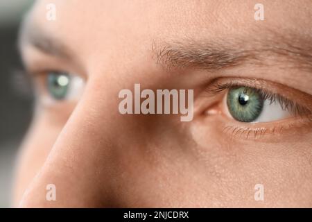 Junger Mann mit blauen Augen, Nahaufnahme Stockfoto