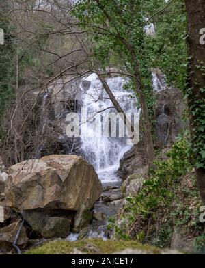 Kleiner Wasserfall auf der Strecke von Las Nogaledas Jerte in vertikaler Richtung Stockfoto