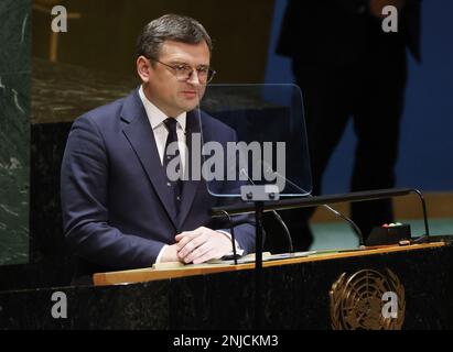 New York, Usa. 22. Februar 2023. Der ukrainische Außenminister Dmytro Kuleba spricht während der 11. Notsitzung der Vereinten Nationen über den Konflikt in der Ukraine am Mittwoch, den 22. Februar 2023 am Sitz der Vereinten Nationen in New York City. Foto: John Angelillo/UPI Credit: UPI/Alamy Live News Stockfoto