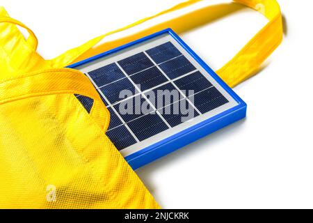 Tasche mit tragbarem Solarmodul auf weißem Hintergrund, Nahaufnahme Stockfoto