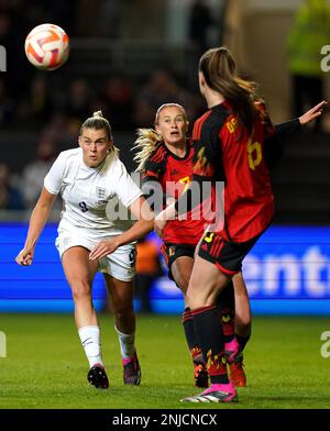 Englands Alessia Russo (links) und Belgiens Tine De Caigny (rechts) kämpfen beim Arnold Clark Cup-Spiel in Ashton Gate, Bristol, um den Ball. Bilddatum: Mittwoch, 22. Februar 2023. Stockfoto