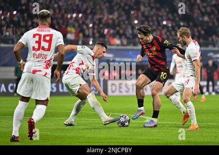 Leipzig, Deutschland. 22. Februar 2023. Fußball: Champions League, RB Leipzig - Manchester City, K.O.-Runde, Runde 16, erste Etappe in der Red Bull Arena, Leipzigs Willi Orban und Manchester Citys Jack Grealish (2. von rechts) in Aktion. Kredit: Hendrik Schmidt/dpa/Alamy Live News Stockfoto