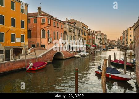 Rio della Misericordia Kanal mit Brücke Ponte de le Torete in der Sestiere von Cannaregio bei Sonnenuntergang, Venedig, Veneto, Italien Stockfoto