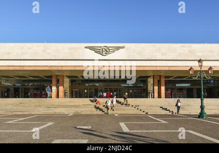 Außenansicht des Bahnhofs Venezia Santa Lucia in der Sestiere von Cannaregio, Venedig, Venetien, Italien Stockfoto