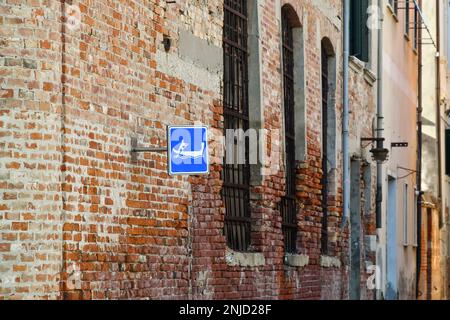 Schild, das den Durchgang der Gondeln an der Wand eines Ziegelgebäudes mit Blick auf den Rio Lustraferi-Kanal, Cannaregio sestiere, Venedig, Italien angibt Stockfoto