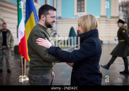 Kiew, Ukraine. 21. Februar 2023. Der ukrainische Präsident Wolodymyr Zelenskyy begrüßt den italienischen Premierminister Giorgia Meloni bei seiner Ankunft im Mariinsky-Palast am 21. Februar 2023 in Kiew, Ukraine. Kredit: Pool Photo/Pressestelle Des Ukrainischen Präsidenten/Alamy Live News Stockfoto