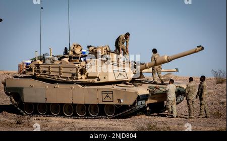 Soldaten des 2. Kampfteams der Panzerbrigade, 1. Infanterie-Division inspizieren einen M1 Abrams-Tank im National Training Center in Fort Irwin, Kalifornien, 6. August 2022. Die Soldaten nahmen an der Rotation um 22-09 Uhr am NTC Teil, um ihre Ausrüstung und die Beherrschung ihrer beruflichen Fähigkeiten in einer Kampfumgebung zu testen. Stockfoto