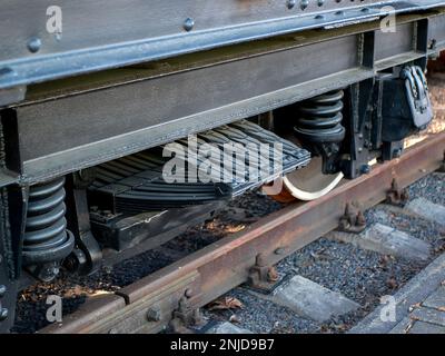 Riesige Zugfedern und Blattfedern über den Rädern, selektiver Fokus. Gleisradsystem, bitte melden Stockfoto