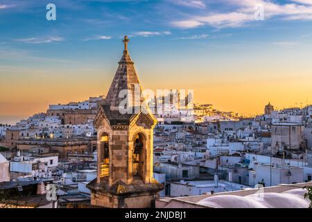 Ostuni, Italien, in der Provinz Brindisi, Region Apulien bei Sonnenaufgang. Stockfoto